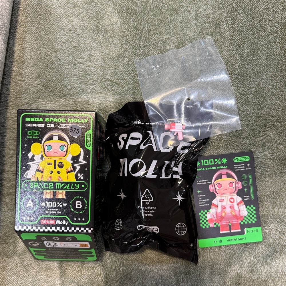 Pop Mart MEGA SPACE MOLLY 100% Series 2-A- confirmed Heartbeat